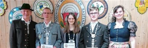 Schützenmeister Hermann Dodl (von links) ehrte den Stadtkönig mit der Luftpistole Andreas Schenk, die Stadtkönigin mit dem Luftgewehr Franziska Mayer und den Stadtjugendkönig Dominik Lang mit seiner Stellvertreterin Gaby Hartl.Foto re