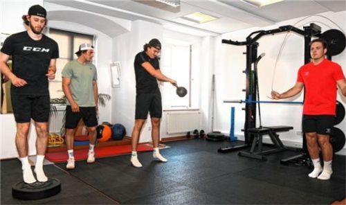 Schwitzen für den Traum: Lars Stelzmann, Yuma Grimm und Tobias Beck (von links) unter dem strengen Blick von Physio Luca Engler.Foto Hans-Jürgen Ziegler