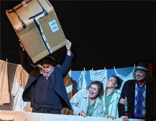 Sie stehen vor den Trümmern ihrer Existenz: (von links) Hans (Werner Schwarz), Antonia (Susan Hecker), Rita (Anna März) und Ludwig (Bálint Walter).Foto Flamm