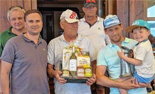 Siegerehrung mit WV-Fraueninsel-Vorstand Charly Zipfer, Vorschoter Timo von Schorlemer, Doppelsieger Knut Viehweger, Wettfahrtleiter Frank Stracke und Vorschoter Peter Zauner (von links).Foto Niessen