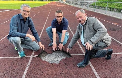 Sind sich über die Notwendigkeit der Sanierung der Bruckmühler Bahn einig: (von links) Bernhard Gleissner, Hannes Dörnberger und Klaus Christoph einig. Foto Neuwirth