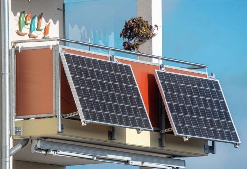 Solarmodule für ein sogenanntes Balkonkraftwerk können leicht am Balkon installiert werden. Foto dpa