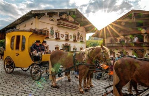 Stimmungsvolle Ankunft der Postkutsche in Törwang, Samerberg, unter anderem mit (von links) Franz Sikora, Michael Stuffer.Foto nitzsche