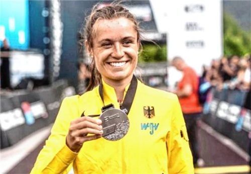 Stolze Silbermedaillengewinnerin mit der deutschen Mannschaft im Vertical-Rennen bei der WM in Innsbruck: Laura Hampel, die für 1860 Rosenheim startet und am Samerberg wohnt. Foto privat