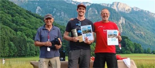 Thomas Fey (Mitte) ist der neue Vereinsmeister des Drachen- und Gleitschirmflieger-Clubs Aschau Kampenwand. Er belegte bei den Meisterschaften den ersten Platz vor Till Gottbrath (rechts) und Hermann Simbürger (links).Foto Erbe