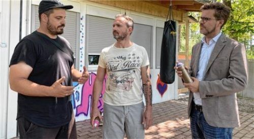 Unterhalten sich über Graffiti-Kunst: (von links) Künstler Daniel Westermeier, Sozialarbeiter Andreas Thoma und Stephanskirchens Bürgermeister Karl Mair.