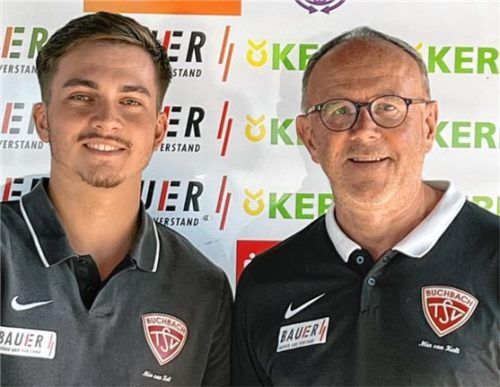 Verstärkung im Mittelfeld: Simon Kampmann, hier mit dem Sportlichen Leiter Anton Bobenstetter, wechselt nach Buchbach. Foto Michael Buchholz