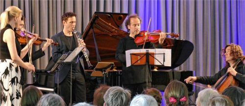 Verzückt lauscht der Cellist Justus Grimm dem Klarinettisten Thorsten Johanns in „Réverie orientale“, begleitet auch von (von links) Elinä Vähälä, Erik Schumann und Razvan Popovici. Fotos Janka