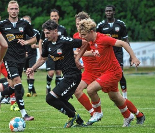 VfL-Torschütze Ruslan Klimov im Laufduell mit seinem Gegenspieler Daniel Winzer.Foto Thomas Neumeier