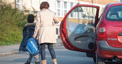 Viele Eltern fahren ihre Kinder bis direkt vor Schulhaustür. Das möchte die Grundschule Erlenau mit einem Projekt ändern (Symbolbild). Foto dpa
