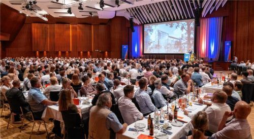 Viele positive Zahlen vermeldeten die Vertreter der meine Volksbank Raiffeisenbank im Kultur- und Kongresszentrum Rosenheim.Foto meine Volksbank Raiffeisenbank