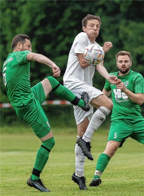 Voller Einsatz: Johannes Schild vom SV Kay blockt Vachendorfs Alexander Loreck.Foto Hans Weitz