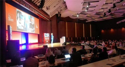 Von ChatGTP bis zur „Super-Eule“: 500 Vertreter aus der regionalen Wirtschaft holten sich beim Wissensforum im Kuko Anregungen und Tipps, wie sie sich für kommende Herausforderungen wappnen und vor allem auch neue Mitarbeiter von ihren Unternehmen überzeugen können. Foto Sautter