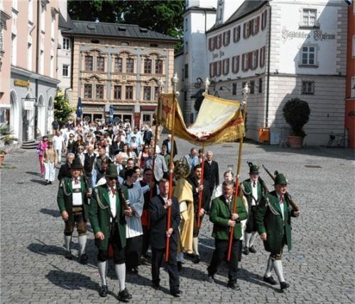 Von der Ölbergkapelle zum Max-Josefs-Platz: die Fronleichnamsprozession in Rosenheim.