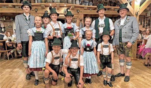 Vorsitzender Claus Reiter (rechts) freute sich über den Trainingsfleiß des Nachwuchses, hier mit den Siegern aller Klassen beim Hohenaschauer Vereinspreisplatteln.Foto H. Reiter