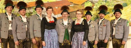 Vorsitzender Sebastian Graf (rechts) und seine (von links) Stellvertreter Georg Wörndl und Andreas Kink mit den Belobigten Sepp Schlosser, Karin Brehmer, Sepp Mayer, Gitti Winkler, Hans Weber und Sepp Enzinger. Foto Rehberg