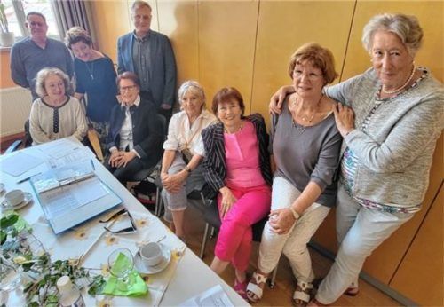 Vorstand und Ehrengäste bei der Hauptversammlung (von links): Thomas Waldvogel, Margit Sievi, Jutta Bergmeister, Anneliese Dahlem-Jakubik, Zweiter Bürgermeister Robert Zehetmaier, Marga John, Cornelia Gerner-Elsässer, Gisela Stanek und Annemarie Wagemann.Foto Gerner