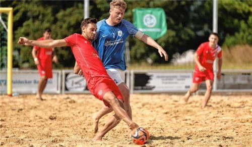 Waldkraiburgs Tim Vetter (vorne) im Zweikampf mit einem Spieler der Rostocker Robben. Foto Getty Images/Artur Schöneburg