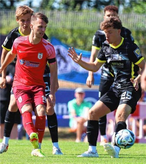 Wasserburgs Neuzugang Marinus Jackl bei seinem ersten Spiel für die Löwen.Foto Mb.presse