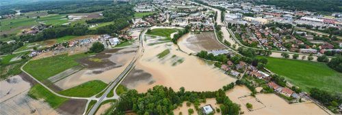 Weite Teile Kolbermoors sind am 3. Juni 2013 überflutet, die Hochwasserlage in Bayern spitzt sich weiter zu. Tausende Menschen kämpfen in der Region gegen die Wassermassen an