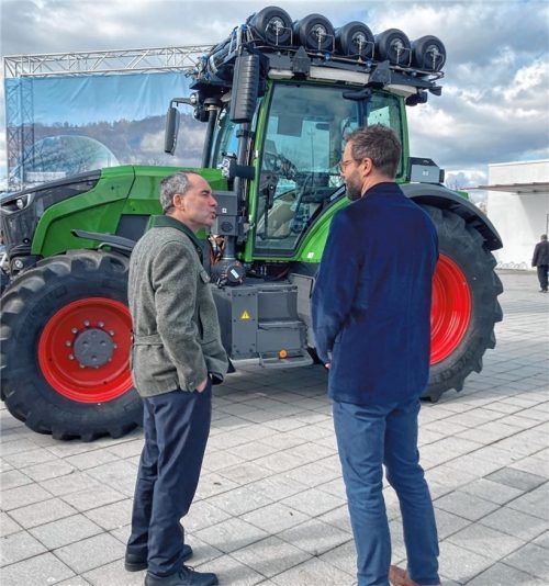 Wirtschaftsminister Hubert Aiwanger (links) informierte sich über den Prototyp des Wasserstofftraktors. Foto fentdt