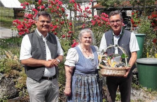 Zu den vielen Gratulanten am 90. Geburtstag von Maria Mayer gesellten sich auch Diakon Günter Schmitzberger (links) und Samerbergs Bürgermeister Georg Huber (rechts).Foto re
