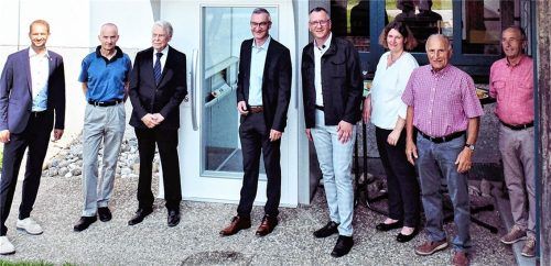 Zur Einweihung des Aufzugs erschienen (von links) Oberbürgermeister Andreas März, der Vorsitzende der Emmy-Schuster-Holzammer-Stiftung, Manfred Reißner, der Vorsitzende der Gertraud-Stumbeck-Stiftung, Dr. Helmut Schmidt, Vorstandsmitglied der Sparkasse Rosenheim-Bad Aibling Stephan Donderer, Pfarrer Daniel Reichel, Pfarrgemeinderatsvorsitzende Veronika Wylezol, Kirchenpfleger Franz Unterlinner und Mitarbeiter der Kirchenverwaltung Hans Bodner.