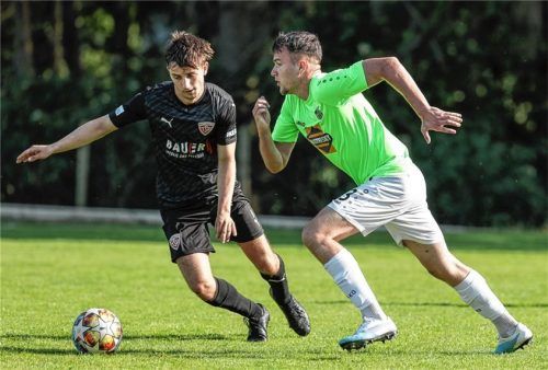 Zweikampf um den Ball: Buchbachs Leon Schmit (links) gegen den Traunsteiner Dennis Hrvoic.Foto Hans Weitz