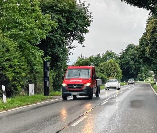17000 Fahrzeuge am Tag passieren die stationäre Messanlage an der Staatsstraße in Kolbermoor. Seit ihrer Inbetriebnahme am 30. März wurden 138 Verstöße am Tag registriert. Foto Gerlach