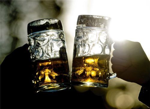 30 Bier und mehrere Jacky-Cola hatte ein 20-jähriger Kolbermoorer konsumiert, ehe er die Polizei verbal und körperlich attackierte. Und das nicht nur einmal. Jetzt wurde er vom Jugendschöffengericht zu einer geschlossenen Therapie verurteilt. Bricht er sie ab, muss er eine Haftstrafe verbüßen. Foto  dpa/Hoppe