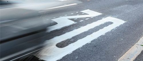 30er-Zonen-Markierungen und Fahrbahnbegrenzungslinie am Bahnübergang Bahnhofstraße sollen aufgefrischt und verblichene Tempo-30-Schilder ausgetauscht werden. Foto dpa