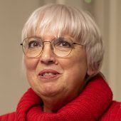 Frau übergießt Claudia Roth mit Flüssigkeit