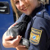 Die Schuhe nimmt sie mit