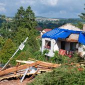 Wer zahlt, wenn der Baum aufs Auto fällt? Isar: Warnung vor Bootsfahrten Tornadoverdacht im Saarland Zehntausende Blitze in der Schweiz