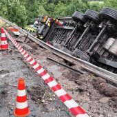 Bernauer Berg: 40-Tonner stürzt Böschung hinab