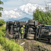 Schwerer Unfall auf der A8: Einsatzkräfte müssen 21000 Liter Milch aus umgestürztem Tankwagen abpumpen