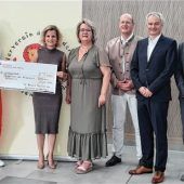 FC-Bayern-Fanclub aus Berlin spendet für Babyklappe