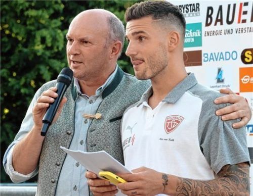 Abteilungsleiter Georg Hanslmaier moderierte die Buchbacher Saisoneröffnung, Kapitän Aleksandro Petrovic stellte die Neuzugänge vor.Foto Michael Buchholz
