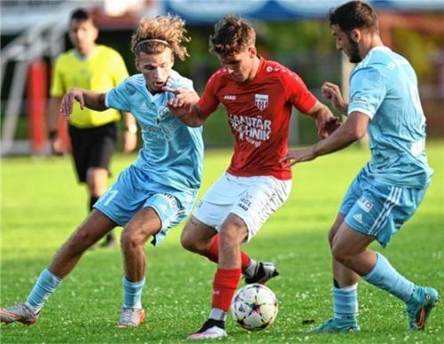 Aggressive Rosenheimer Youngster: Edis Muhameti (links) und Michele Cosentino nehmen hier einen Wörgler Spieler in die Zange.Foto Hans-Jürgen Ziegler