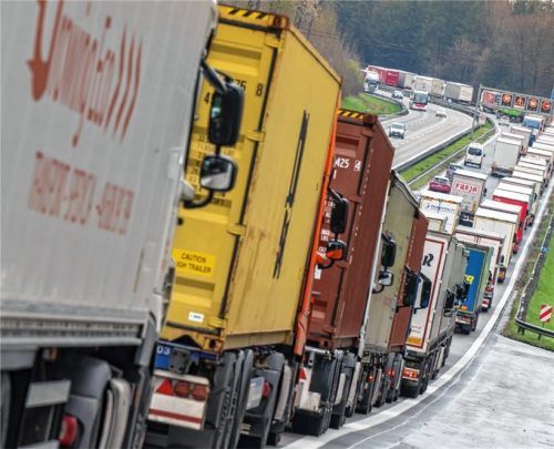 Alles dicht: Die Inntalautobahn gehört oft zu den größten Hindernissen vor den erhofften Ferien in Italien (Symbolfoto). Foto Peter Kneffel