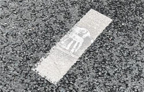 Alles, was von der Aktion blieb: Ein Handabdruck.