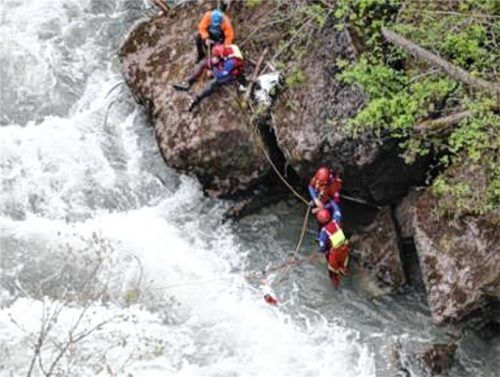 Am 20. Mai ereignete sich ein tragisches Unglück auf der Ammer (wir berichteten). Ein Elfjähriger vom Kajak-Klub Rosenheim kenterte vor der Echelsbacher Brücke und ertrank. Foto Bartl/re
