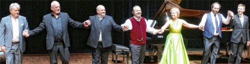 Am Ende werden sie gefeiert: (von links) Festspielpräsident Dr. Hans Peter Haselsteiner, Falk Struckmann, Gerhard Siegel, Oskar Hillebrandt, Ildikó Raimondi sowie die beiden Pianisten Emanuele Lippi und Paolo Trojan.Foto janka