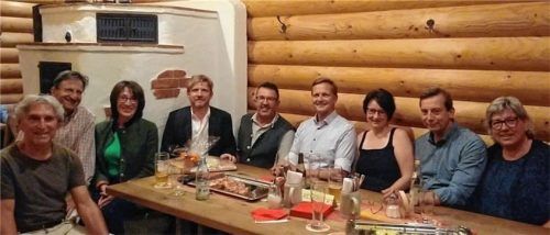 Am Gespräch beteiligten sich (von links) der Gemeindlicher Bauberater Alois Juraschek, Moderator Georg Antretter, Vereinsvorsitzende Lilo Trappmann, Kreisbaumeister Rupert Seeholzer, Gemeinderat Sebastian Pertl, Bürgermeister Simon Frank, Gemeinderätin Christine Parigger, Gemeinderat Josef Hobelsberger und Dritte Bürgermeisterin Monika Schmid. Foto re