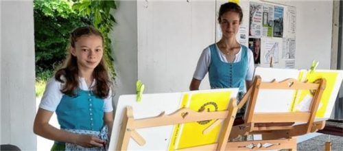 Anna Astner und Rebekka Heran brachten ihr Hackbrett zum Klingen.Foto re