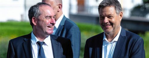 Antipoden und Brennpunkte für den Zorn des jeweiligen politischen Gegenlagers: Hubert Aiwanger (links, Freie Wähler), Wirtschaftsminister von Bayern, und Robert Habeck (Bündnis 90/Die Grünen), Bundesminister für Wirtschaft und Klimaschutz, standen während der Wirtschaftsministerkonferenz vor Schloss Hohenkammer gut gelaunt für ein Foto zusammen. Foto dpa