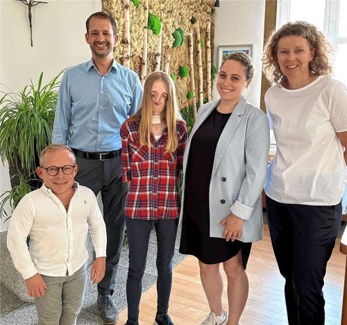 Arbeiten eng zusammen: (von links) Ausbildungsleiter Bernhard Grießl, Oberbürgermeister Andreas März, Auszubildende Tatjana Kitzinger, Ausbildungsleiterin Franziska Irl sowie die stellvertretende Personalamtsleiterin Irmi Höhensteiger. Foto Stadt Rosenheim