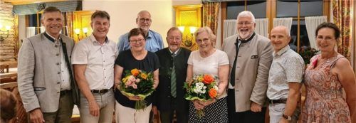 Arbeiten im KDBH-Ausschuss: (von links) Bad Feilnbachs Bürgermeister Anton Wallner, Rainer Obertshauser, Vorsitzende Hanni Hell, Landesgeschäftsführer Stefan Kürschner, der stellvertretende Landrat Josef Huber, die bisherige Vorsitzende Annemarie Biechl, Bezirksrat Sebastian Friesinger, Peter Bartlechner von der Bäuerlichen Familienberatung und Katharina Kern, Kreisbäuerin des Bauernverbands. Foto BBV