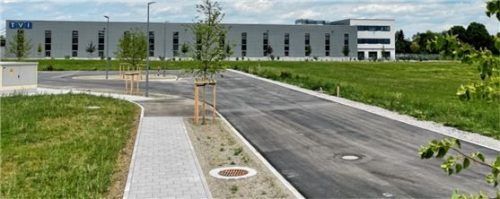 Auf dem Gewerbeareal „Angerbreite-Ost“ an der Marie-Curie-Allee (vor der Firma TVI) werden schon bald die Bagger für eine neue Gewerbeansiedlung anrollen. Foto Neuwirth