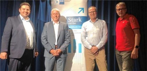 Auf dem Podium: (von links) Tobias Jonas vom Softwareentwickler Innfactory in Rosenheim, Herbert Prost von der IHK Mühldorf, Michael Bark von der COC AG und Andreas Bublak (rechts) vom IT-Dienstleister COC AG. Foto ihk